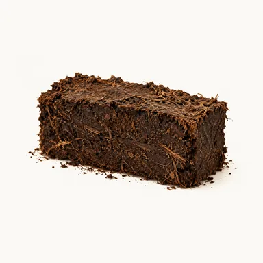 Wycięta kostka ciemnego torfu - nuta torfu w whisky